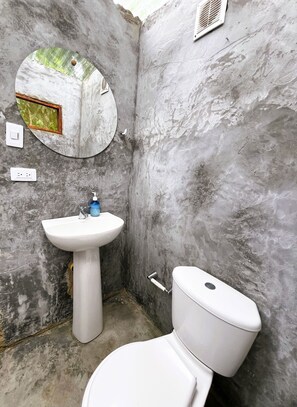 คอมฟอร์ทบังกะโล, วิวสวน | ห้องน้ำ | ผ้าเช็ดตัว, สบู่, กระดาษชำระ