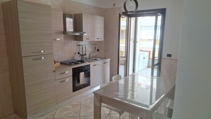 Coffee/tea maker, fridge, oven, stovetop