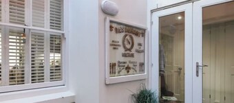 Spacious Luxury Seaside Apartment -Aberdovey - Pet Friendly- Free Parking Permit