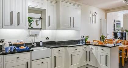 Spacious Luxury Seaside Apartment -Aberdovey - Pet Friendly- Free Parking Permit