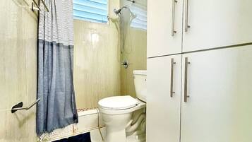 Sèche-cheveux, serviettes fournies, savon, shampoing