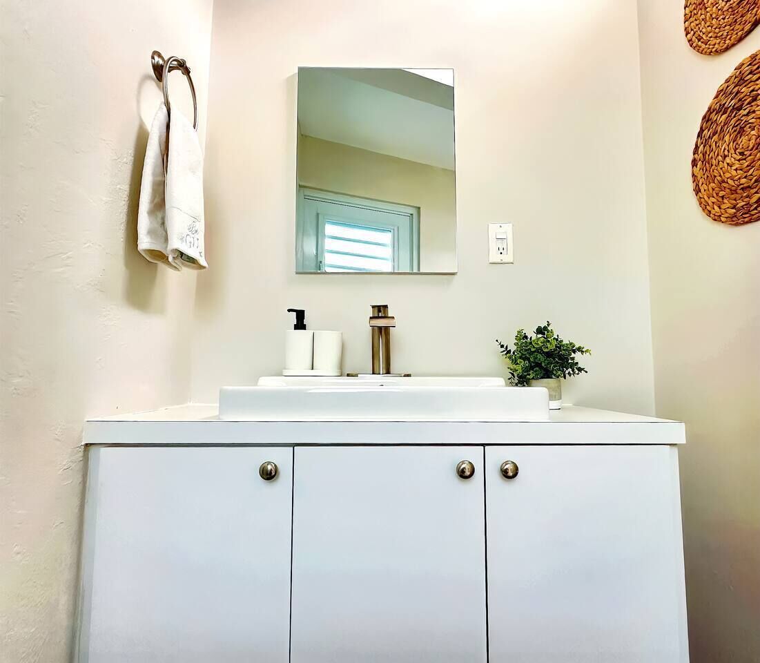 Sèche-cheveux, serviettes fournies, savon, shampoing