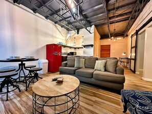 Smart TV, books - Industrial Chic Loft – Lofts @ Santurce (San Juan)