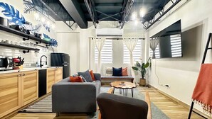 A modern apartment with a kitchen, living area, and dining space. - Santurce Skylight – Modern Lofts Stay (San Juan)