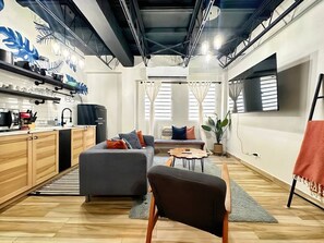 Televisor intel·ligent i llibres 