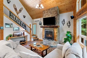 TV, peis, bøker og stereoanlegg