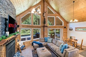 Een televisie, een open haard, boeken en een stereo