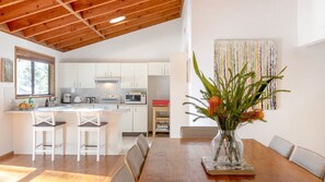 Micro-ondes, four, lave-vaisselle, grille-pain