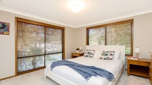 3 bedrooms, iron/ironing board, internet, bed sheets