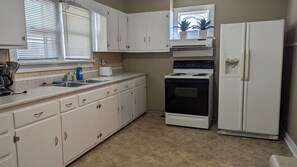 Mikrobølgeovn, ovn, kokeplater og oppvaskmaskin