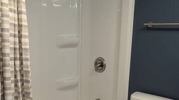 SĂšche-cheveux, serviettes fournies, savon, papier toilette