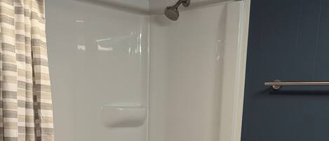 Et badeværelse med badekar, toilet og håndvask.