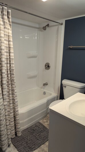 Hårføner, håndklær, såpe og toalettpapir