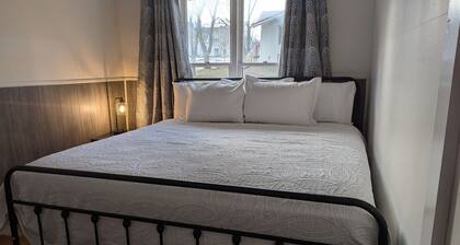 Central City Escape : 2 Bedroom / Large Yard / Trailer Parking