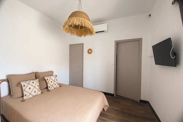 1 chambre, fer et planche à repasser, Wi-Fi, draps fournis