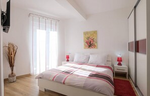 2 habitaciones, tabla de planchar con plancha y cuna de viaje 