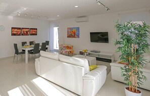 Smart TV - Gorgeous home in Rebici (Rebici)