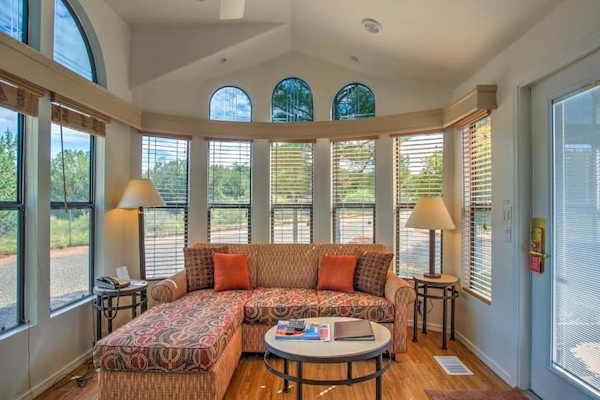 Room, 1 Bedroom | Living area | 33-inch TV with cable channels