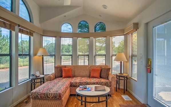 Room, 1 Bedroom | Living area