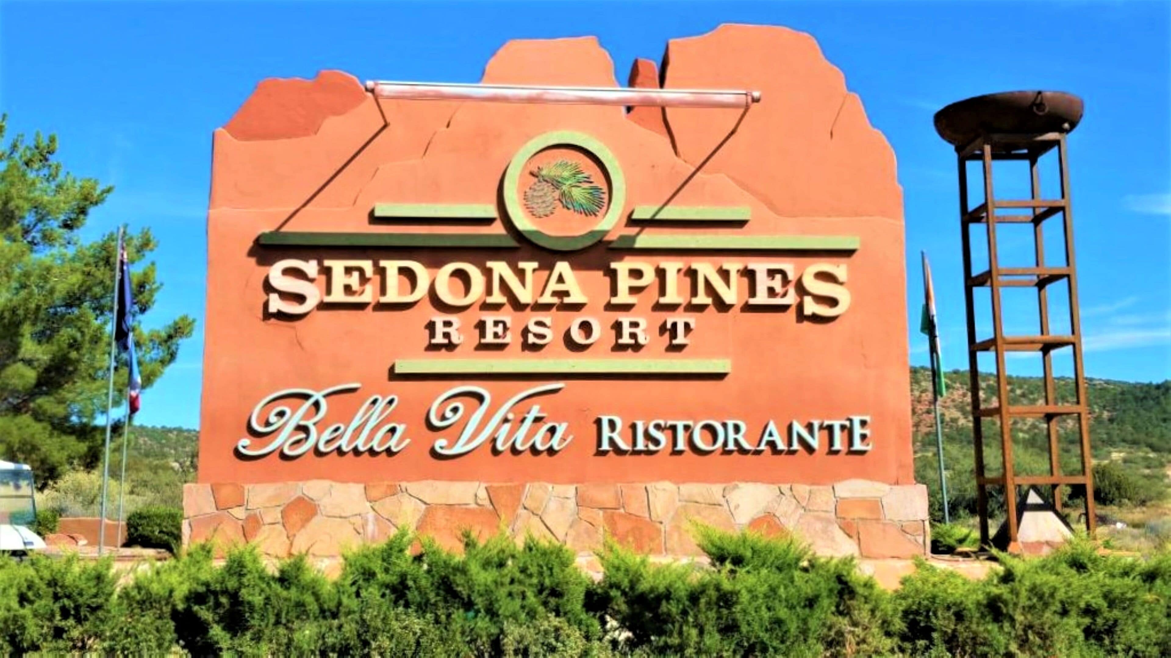 Placa para o Sedona Pines Resort, com o Restaurante Bella Vita.