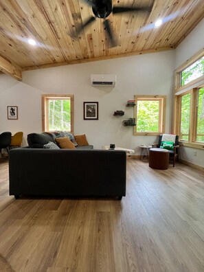 Fireplace, books - A Cozy Retreat in the Woods (Campton)