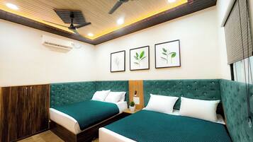 Family Room | Hypo-allergenic bedding, laptop workspace, soundproofing, free WiFi