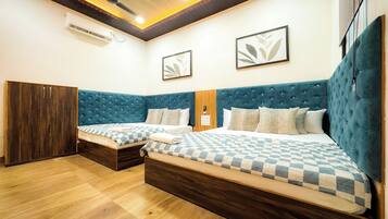 Family Room | Hypo-allergenic bedding, laptop workspace, soundproofing, free WiFi