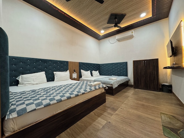 Family Room | Laptop workspace, soundproofing, free WiFi