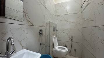 Comfort kamer | Badkamer | Een douche, pantoffels, handdoeken, zeep