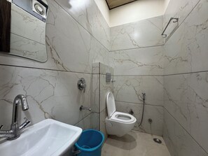 Habitación Confort | Baño | Regadera, pantuflas, toallas, jabón 