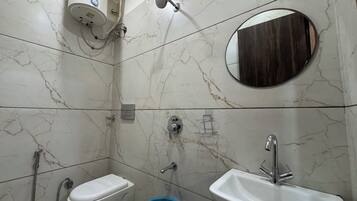 Dusche, Hausschuhe, Handtücher, Seife