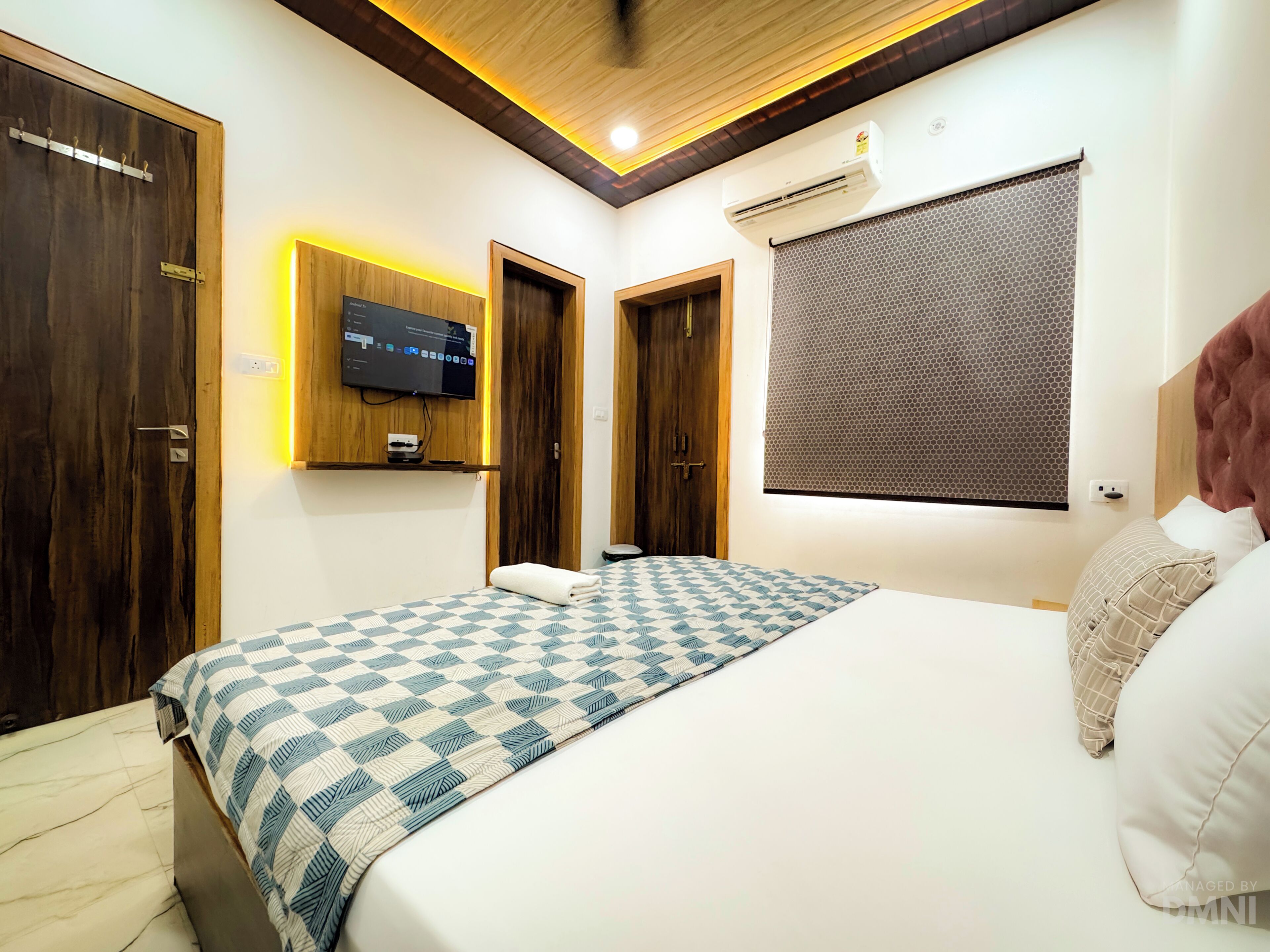 Hypo-allergenic bedding, laptop workspace, soundproofing, free WiFi