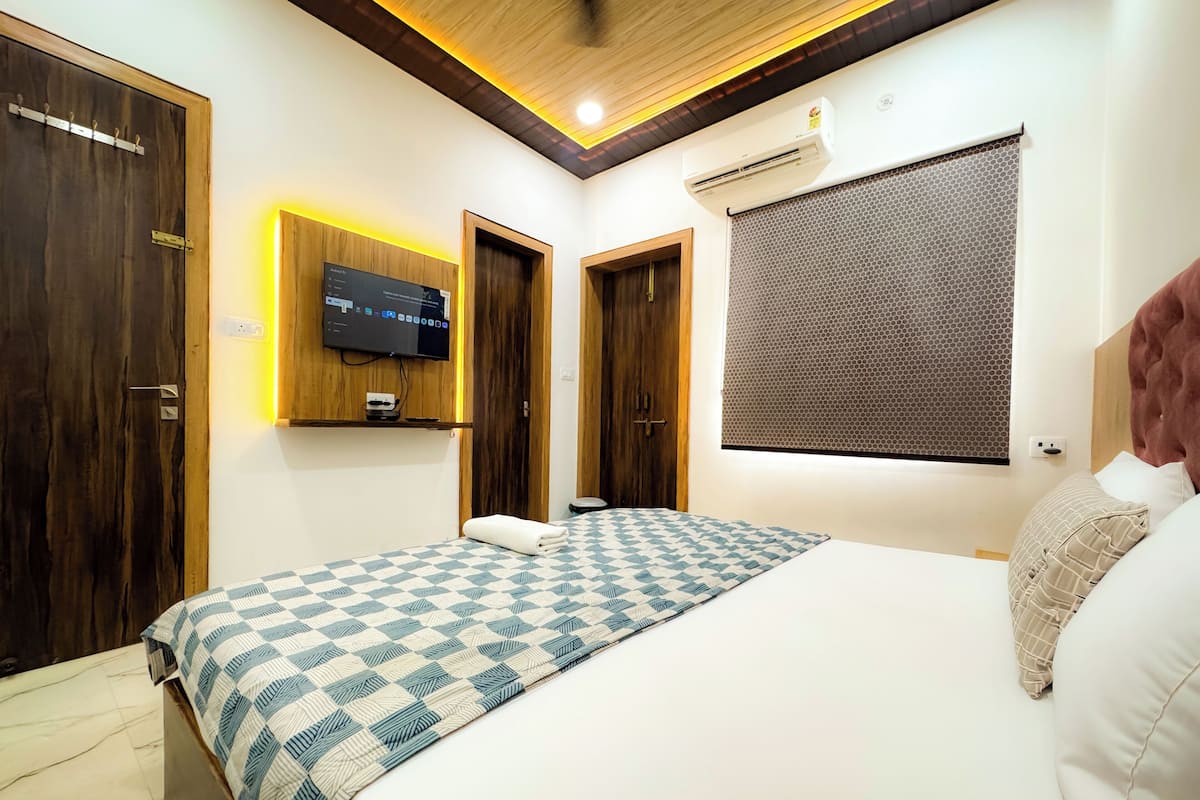 Comfort Room | Hypo-allergenic bedding, laptop workspace, soundproofing, free WiFi