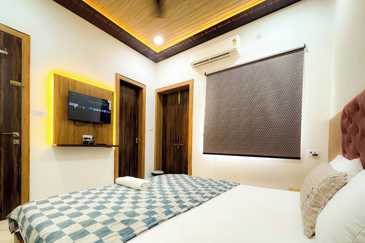 Comfort Room | Hypo-allergenic bedding available, laptop workspace, soundproofing