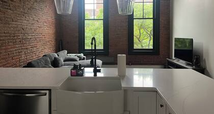 Charming 1-bedroom apartment in delightful Cleveland with WiFi & AC