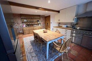 Private kitchen - Charming 8-Bedroom Retreat in Rural Kent Village (Sellindge)
