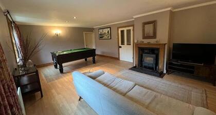 Charming 8-Bedroom Retreat in Rural Kent Village