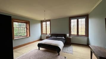 8 bedrooms, bed sheets