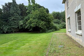 Property grounds - Charming 8-Bedroom Retreat in Rural Kent Village (Sellindge)