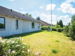 A row of houses with a grassy yard and a clear sky. - 4 Star Holiday Home in Haderslev (Haderslev)