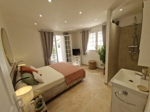 5 chambres, coffres-forts dans les chambres, fer et planche à repasser