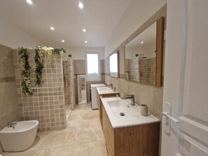 A modern bathroom with a freestanding bathtub, a vanity with a mirror, and a shower area. - Villa Roccapina - Exceptional villa with private pool near Roccapina (Sartène)