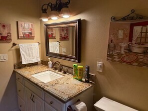 Chuveiro, secador de cabelo, bidê, toalhas de banho