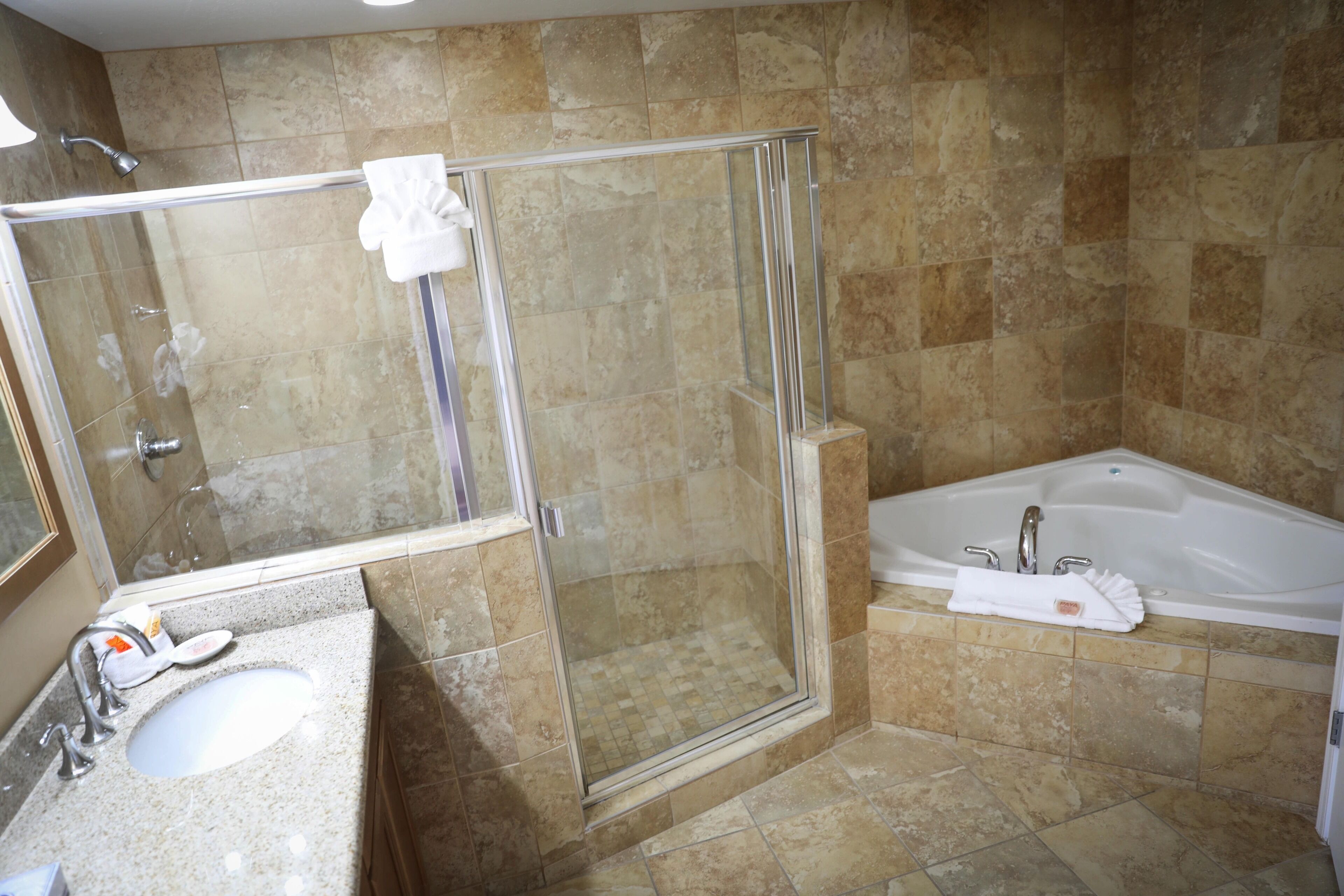 1 Bedroom Unit | Badezimmer | Handtücher, Seife, Shampoo, Toilettenpapier