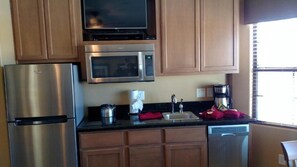 Studio Condo | Dapur kecil peribadi | Peti sejuk/penyejuk beku saiz penuh, ketuhar gelombang mikro 
