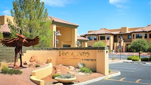 A sign for Highlands Resorts at Verde Ridge with a desert landscape and a statue. - Getaways at Highlands at Verde Ridge (Cornville)