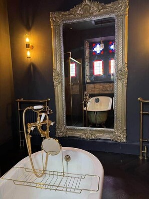 Een douche, een haardroger, handdoeken, zeep