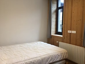 2 Schlafzimmer, BĂŒgeleisen/BĂŒgelbrett, WLAN, BettwĂ€sche