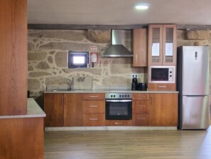 Réfrigérateur, micro-ondes, four, cafetière/bouilloire