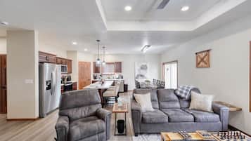 Una Smart TV, una chimenea, libros